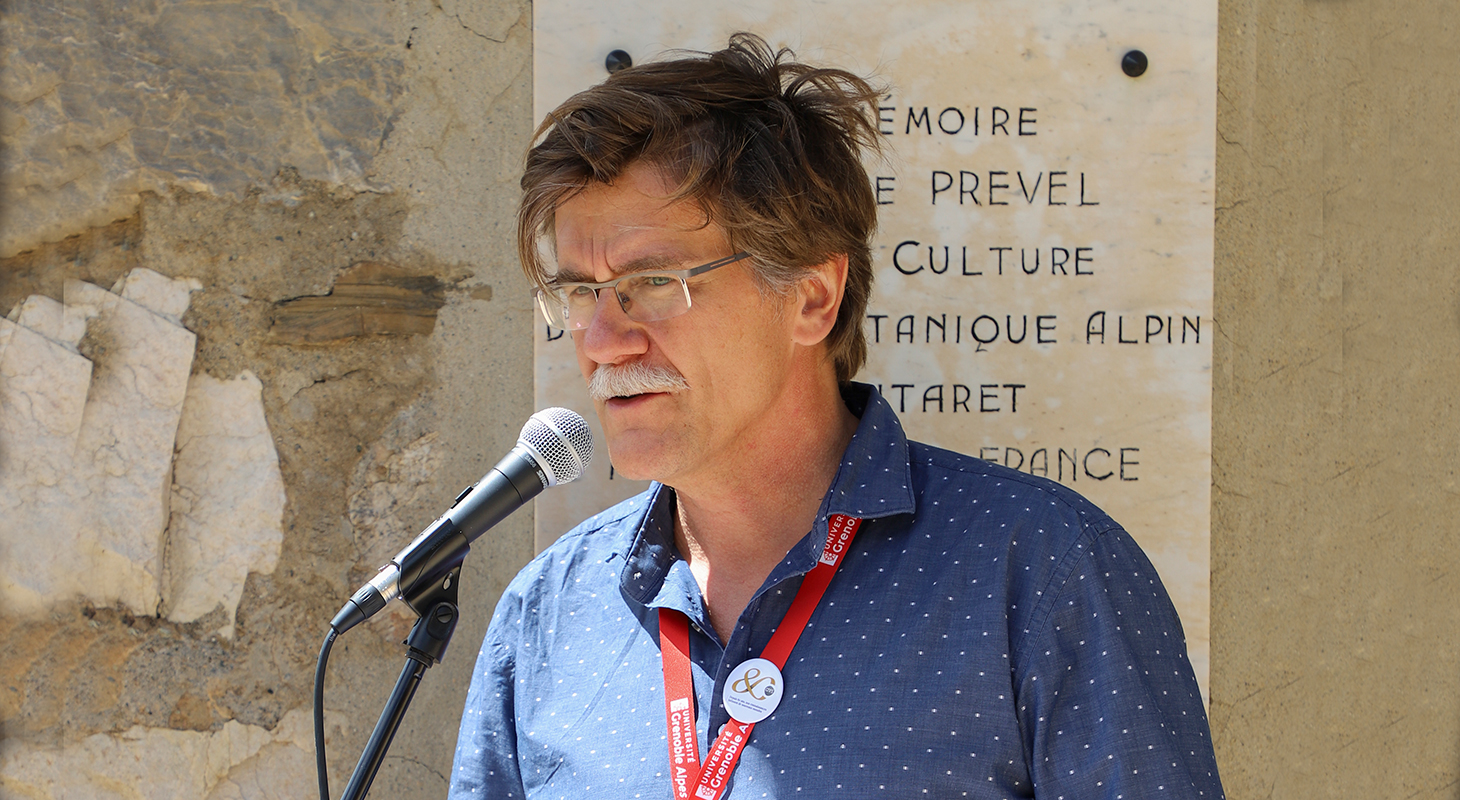 Allocution en plein air de Jean-Gabriel Valay sur l’histoire du Jardin du Lautaret