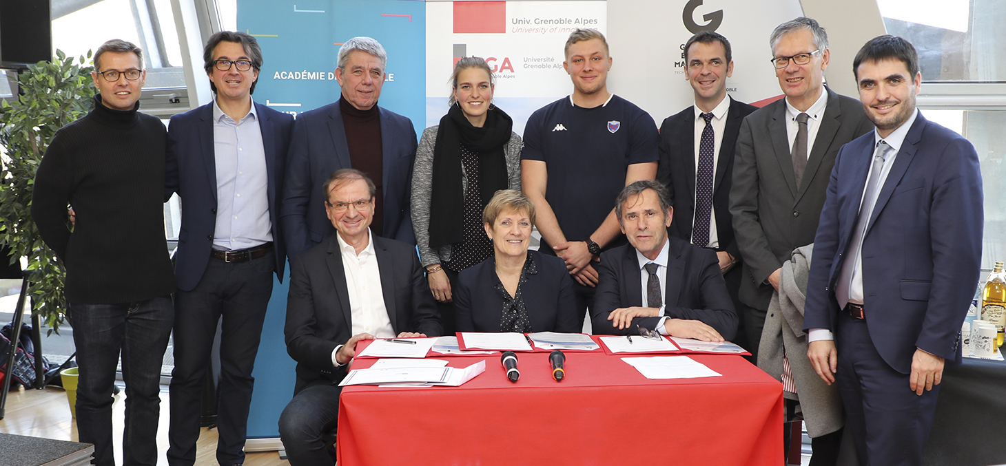 Signature de la charte de lancement du CASE Grenoble Alpes le 6 décembre dernier au stade Alpes par Loïck Roche, directeur général de GEM, Viviane Henry, directrice académique des services de l'Education nationale de l’Isère, et Patrick Levy, président de