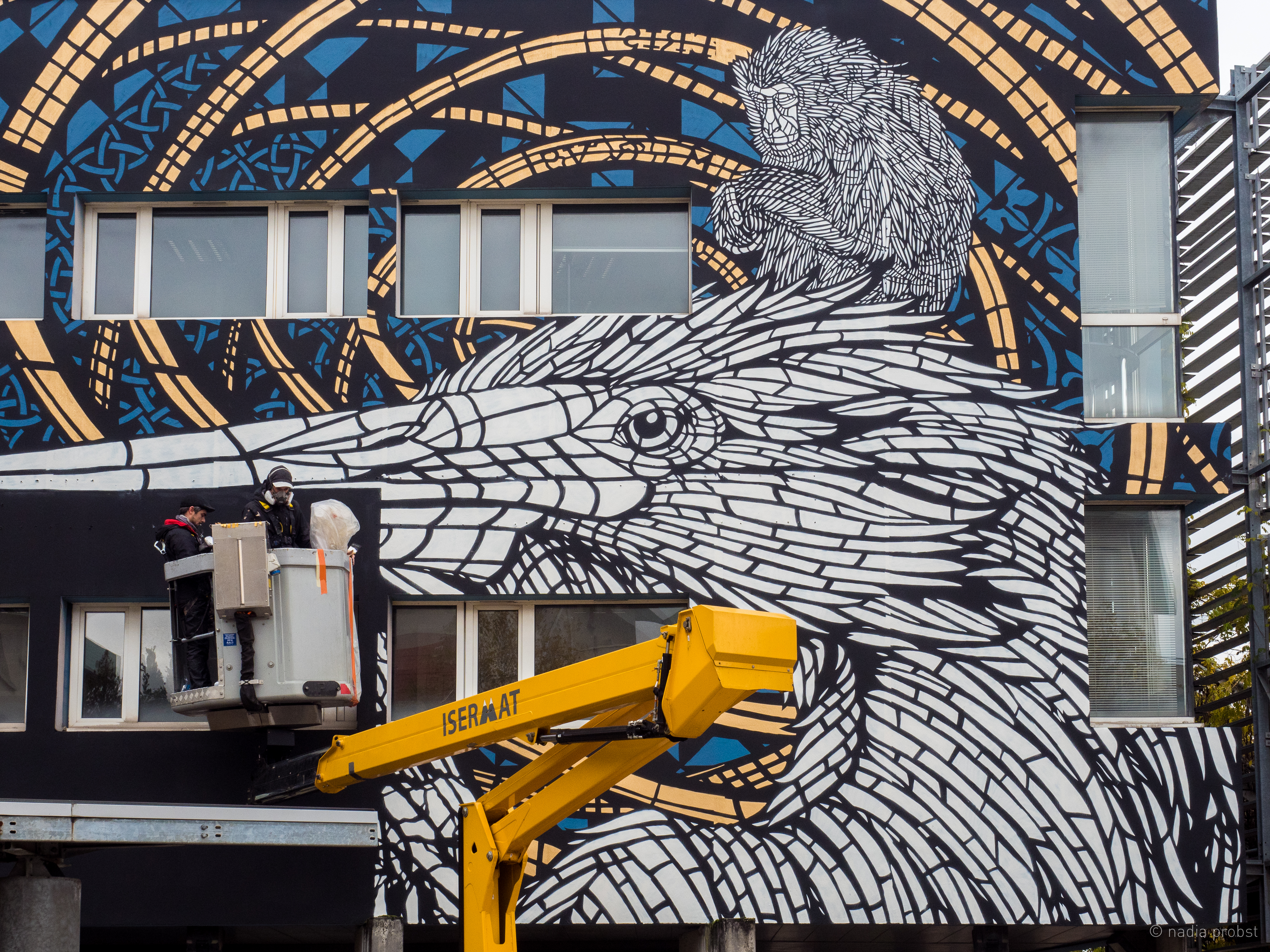 Street art : le collectif Monkey Bird s'empare de la façade de l'Institut des Médias et de la Communication de l'UGA