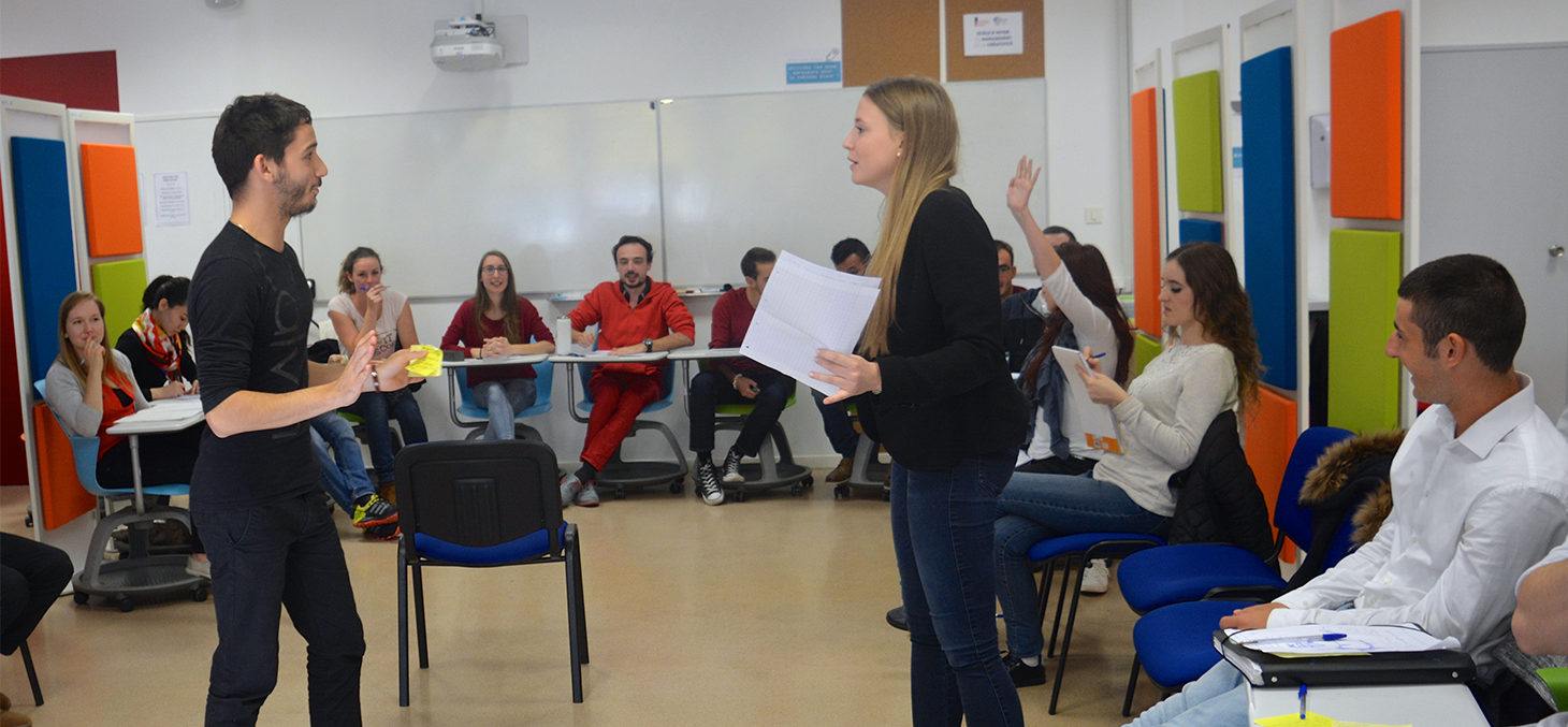 Les étudiants reconstituent le procès de Galilée, atelier mené par Gilles Montègre, enseignant d'histoire © Promising