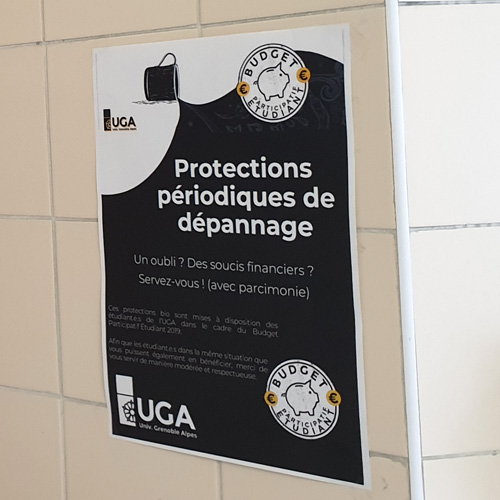 Protections hygiéniques en libre-service dans les toilettes