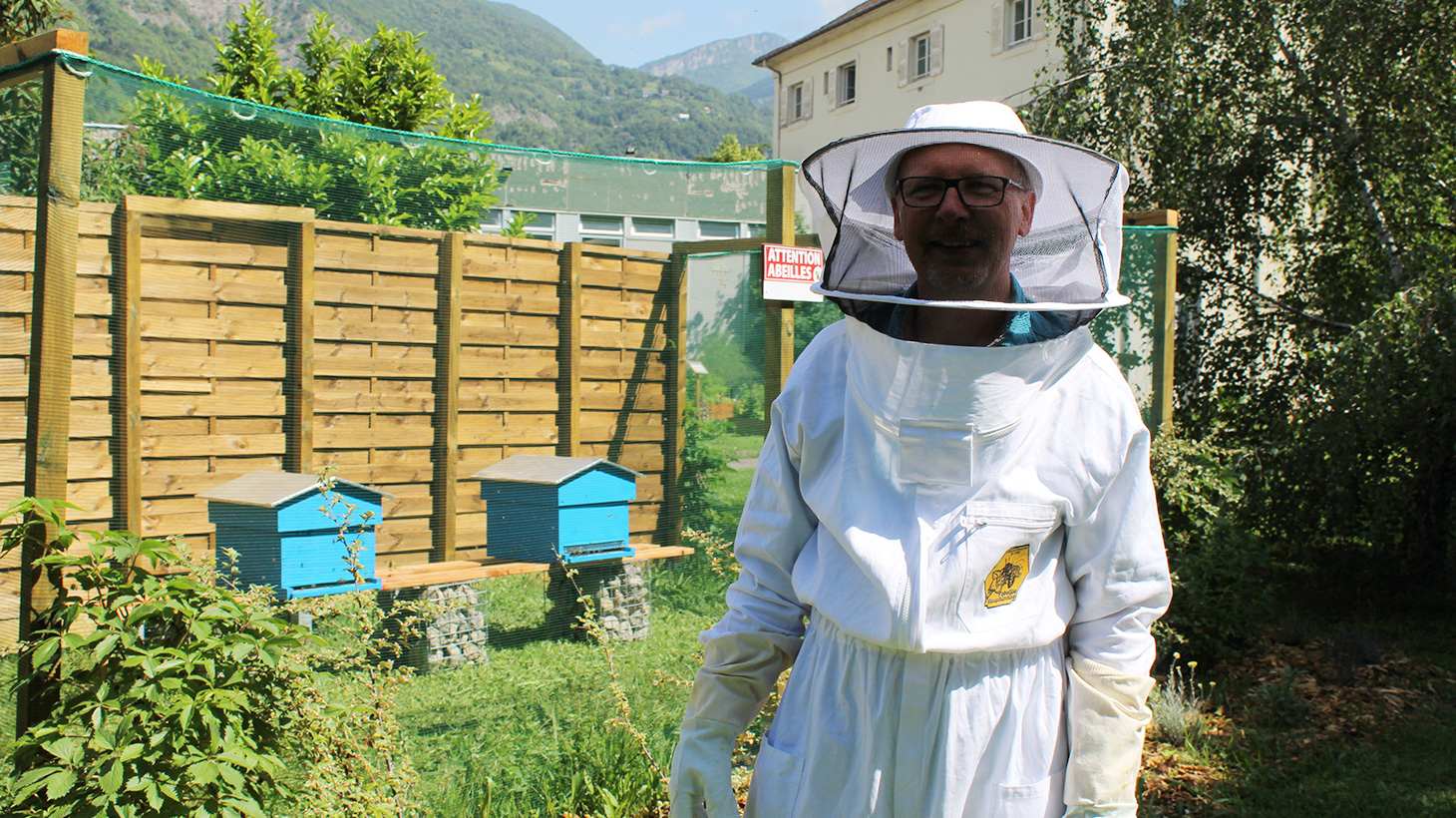 La tenue d’apiculteur est de rigueur pour intervenir dans le rucher