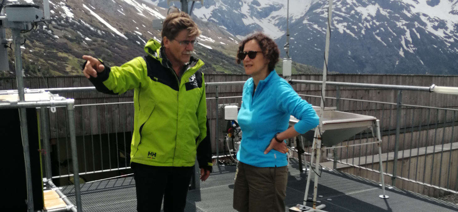 Jean-Gabriel Valay, directeur de la Station alpine Joseph Fourier sur le toit de la galerie de l'Alpe avec Emmanuelle Wargon.