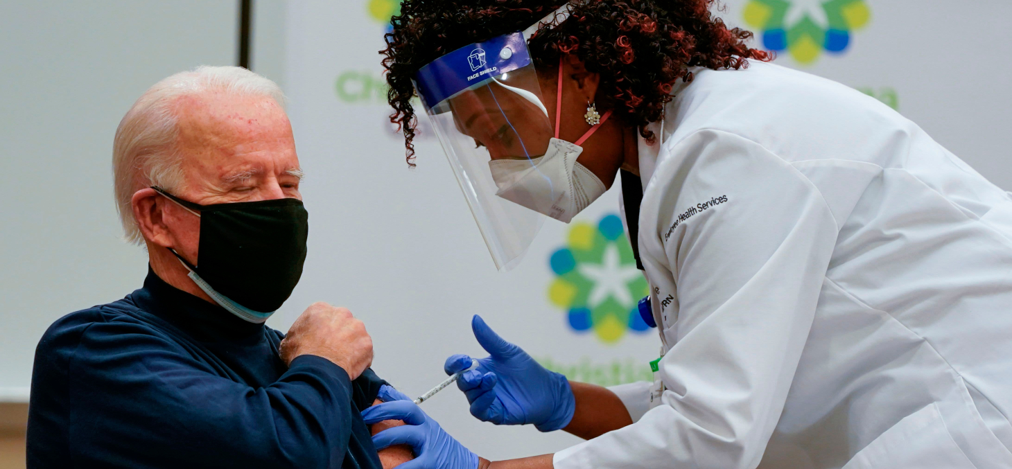 Le président élu Joe Biden reçoit un vaccin contre la Covid-19 administré par Tabe Mase, infirmière en chef sur le campus hospitalier de Newark, Delaware le 21 décembre 2021. Shutterstock