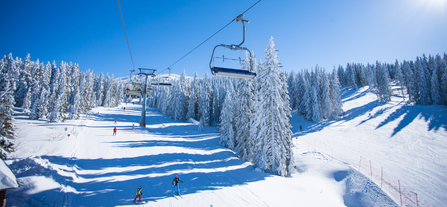 La station de ski de La Clusaz dans les Alpes - Shutterstock