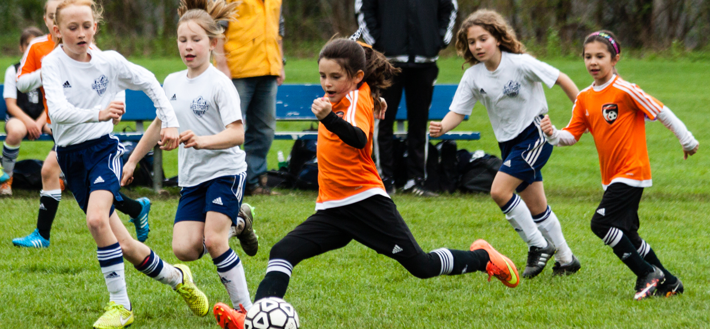 En augmentant la présence des femmes dans le football, on permet aux jeunes filles d’avoir des modèles auxquels s’identifier. barbsimages/Shutterstock