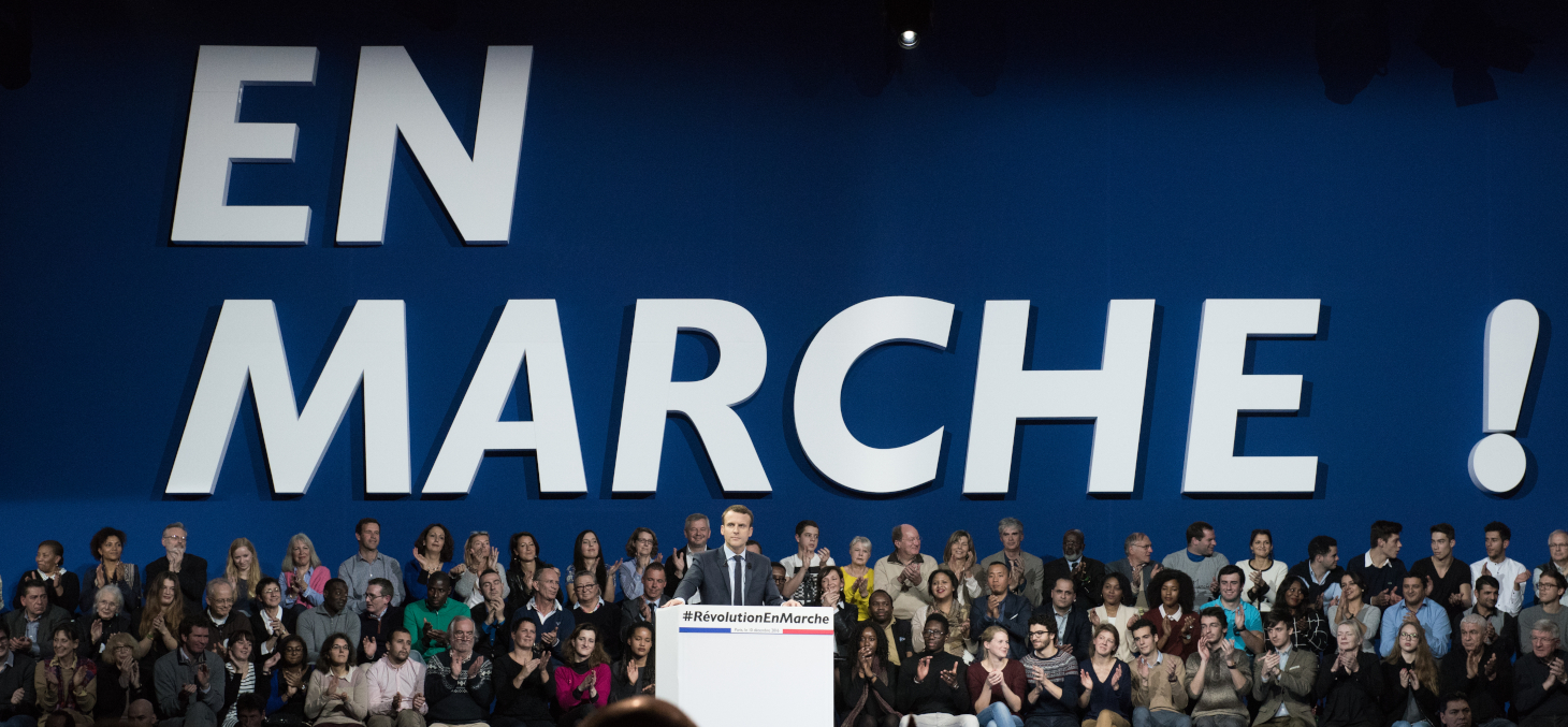 En 2016, le futur Président Emmanuel Macron crée « En Marche ! » un « mouvement » ensuite renommé « La République En Marche » et qui s'avérera fonctionner comme un parti traditionnel. Shutterstock