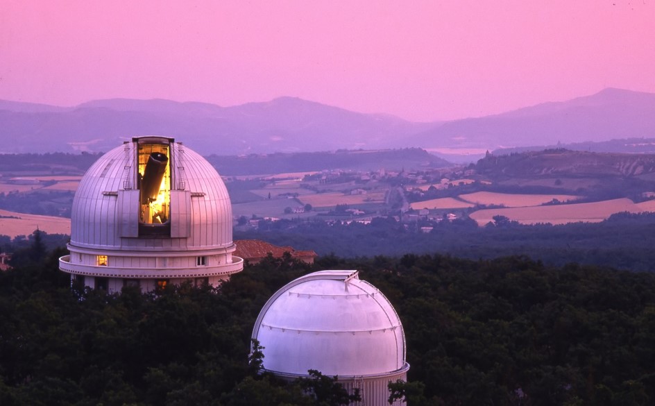 Observatoire de Haute-Provence. Le spectroscope Sophie (installé au télescope de 193 cm, au deuxième plan) a contribué à la détection et à la caractérisation du système exoplanétaire WASP-148. © OSU Pytheas / CNRS / AMU