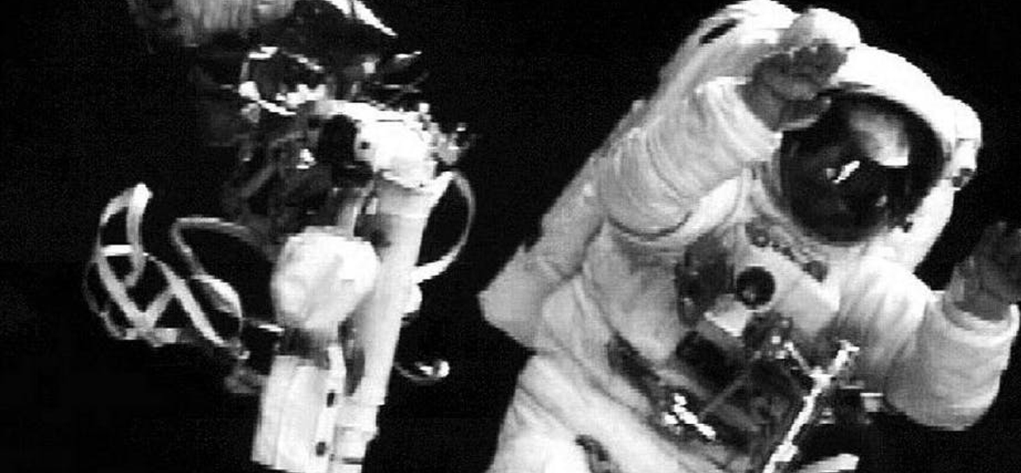 L'astronaute Story Musgrave salue les caméras le 9 décembre 1993 après avoir effectué la cinquième et dernière sortie dans l'espace pour réparer le télescope spatial Hubble. NASA/AFP