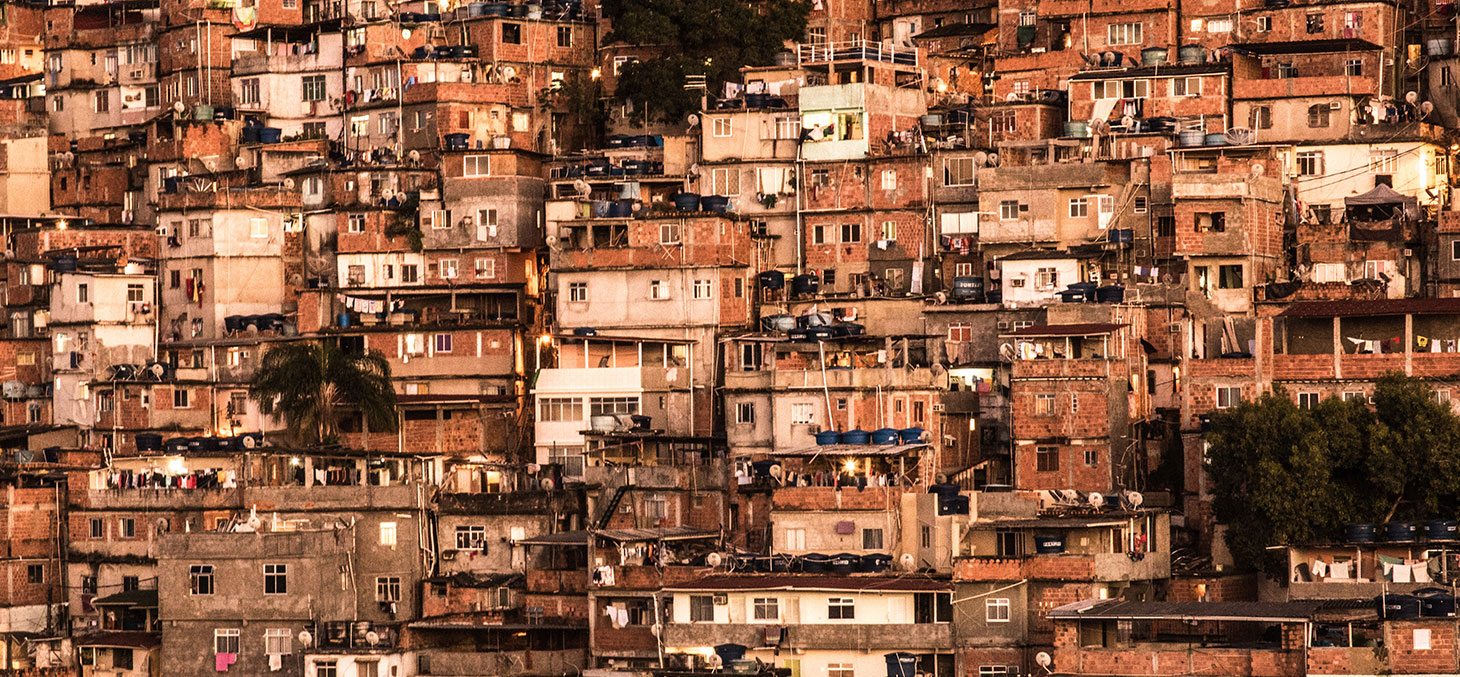  Favela à Rio. Faute de budget public, l’accès à la pratique sportive risque d’en souffrir cruellement. Chris Jones/Flickr, CC BY-NC 